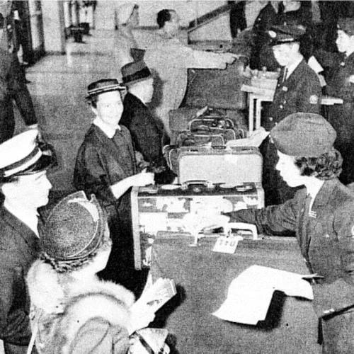 Serviço alfandegário no aeroporto de Haneda na década de 1950.