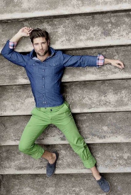 look masculino calça verde greenery (1)