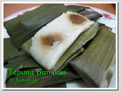 Hanieliza's Cooking: Kueh Tepung Bungkus