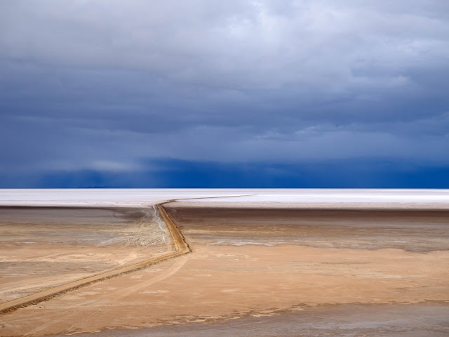 Jalan melalui Salar de Uyuni, Bolivia