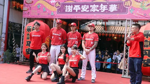 ▲味全龍球星張家浩、王維中、林凱威、張政禹及小龍女李多慧、林襄、琪琪到場同樂。（記者林明佑攝）