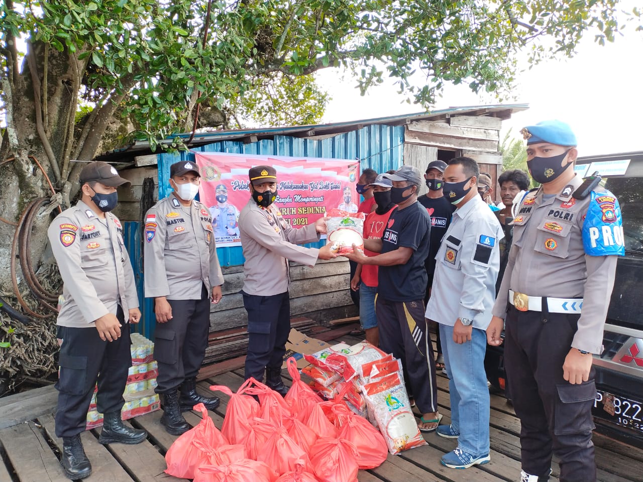 Peringati Hari Buruh Sedunia, Polsek Daik Lingga Bagikan Paket Sembako Kepada Buruh