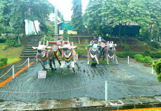 Karapan Sapi Madura di TMII Anjungan Jawa Timur