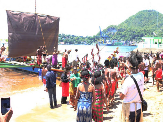 Wairon, Perahu Tradisional Biak Sandar Di Dok II Jayapura