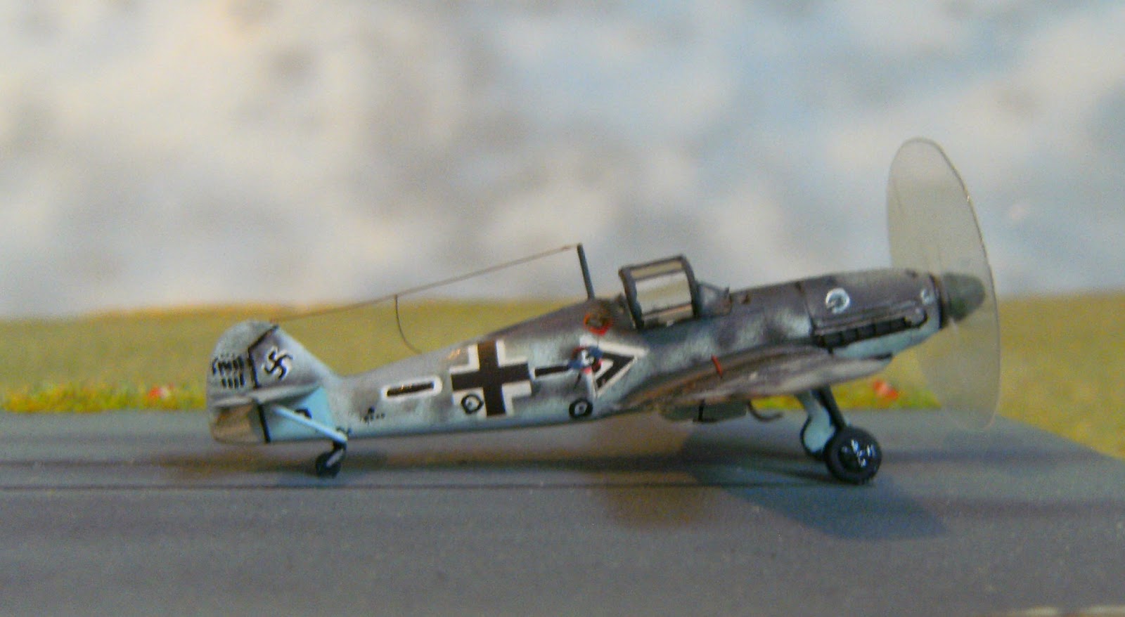 ... scale 1/144 - so I placed a 2 Cent-piece (Euro) next to my Me 109 E