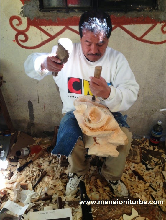 Gustavo Horta trabajando en su taller mascaras artesanales en Tocuaro