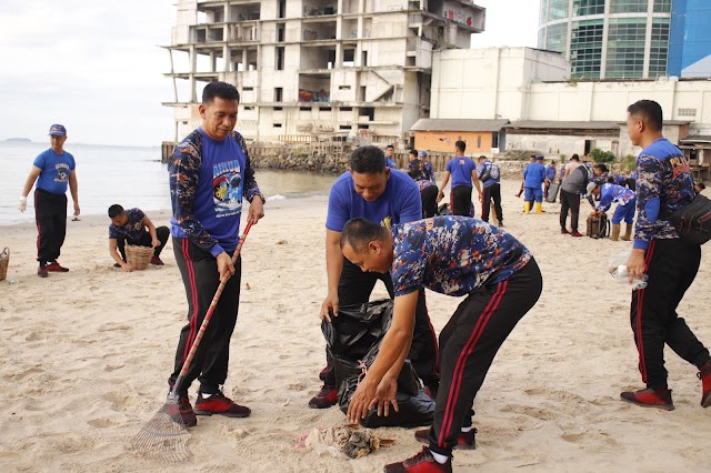 Dalam Rangka Peduli Kebersihan Lingkungan, Personil Dit Polairud Polda Kaltim Gelar Bersih Pantai