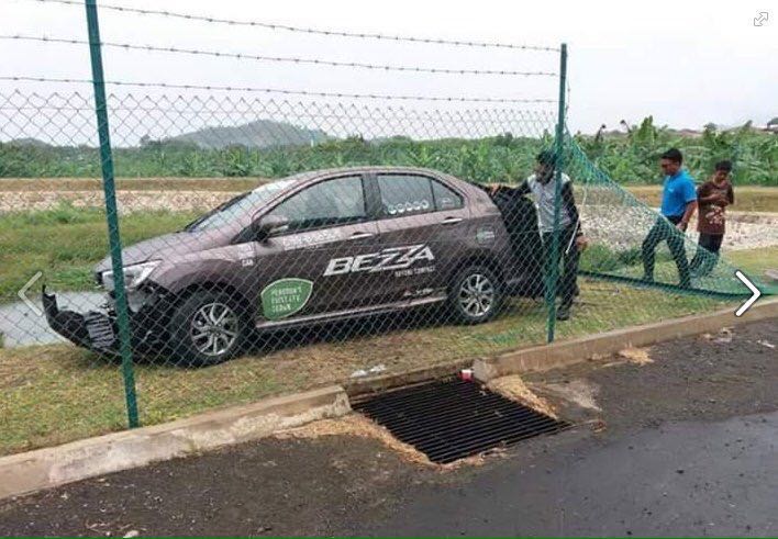 Motoring-Malaysia: First Crash of the Perodua Bezza?