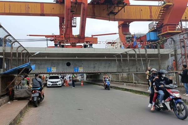 Bikin Waswas, Pengendara Ngeri Tertimpa Balok Rel Kereta Cepat yang Terpasang Terlalu Rendah