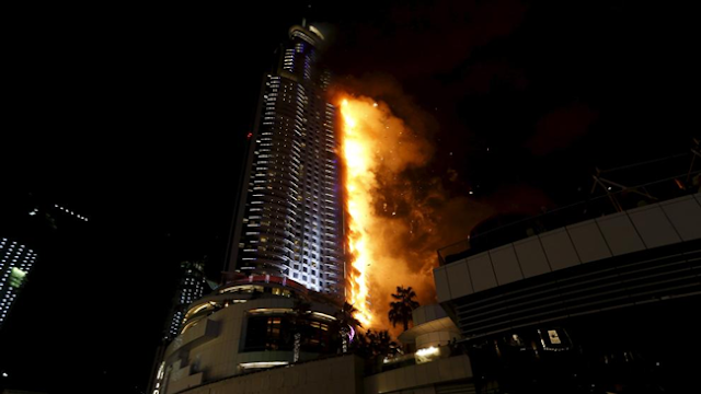 Impresionante incendio en un rascacielos del centro de Dubai