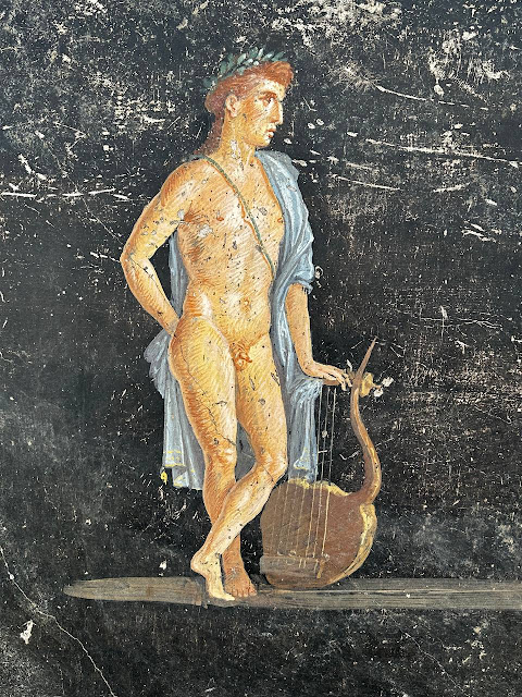 Ο Απόλλωνας, με τη λύρα του. [Credit: Pompeii - Parco Archeologico]