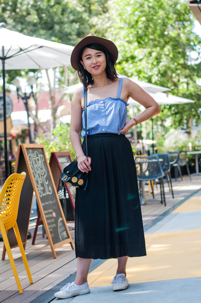 cute summer outfit with jcrew ruffle top and uniqlo pleated midi dress