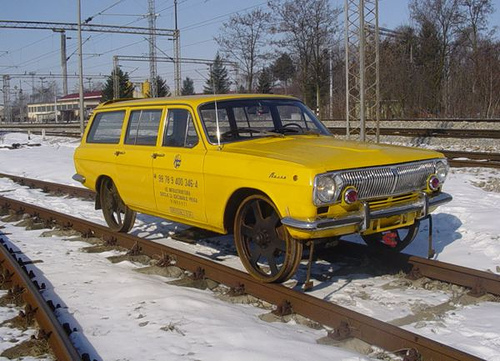 Yellow Volga Gaz24 01