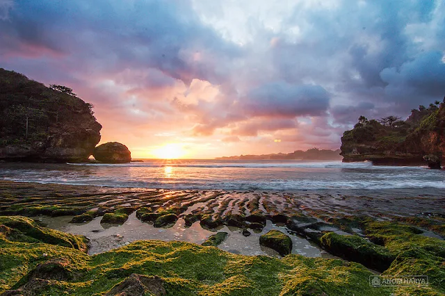 sunset di pantai batu bengkung malang