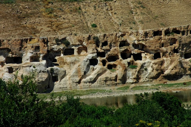 Хасанкейф (тур. Hasankeyf) — город и район в провинции Батман (Турция), на реке Тигр. Населён преимущественно курдами.  Древний город возрастом около 3 тысяч лет, имеет множество культурных слоёв разных эпохи тысячелетий. Самый древний слой, это древние жилища вырезанные в камне. Множество расположены в скалах скалистых утёсов, друг над другом, это первые прототипы многоэтажных домов. На некоторых скалах можно обнаружить десяток этажей каменных комнат и жилищ. Начиная с Римской эпохи горожане стали переходить на более современные наземные сооружения. Но даже сегодня можно найти множество семей в этой местности, которые продолжают жить как и их предки в древних жилищах внутри скал.