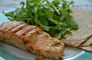 Tandoori-Lachs mit Rucola und Chapati