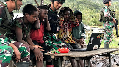 Prajurit Kostrad Gelar Nobar Film "Merah Putih Memanggil", Kobarkan Semangat Anak Papua Cinta Tanah Air
