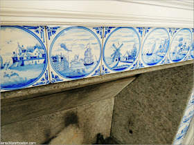 Azulejos de la Chimenea de la Doble Sala de Estar de la Mansión Ropes, Salem
