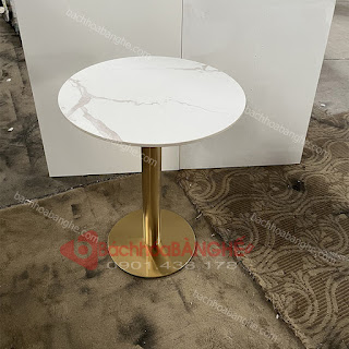 Mẫu bàn tròn cafe decor chân inox mạ vàng mặt đá phiến màu trắng tại HCM