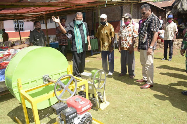 Amon Djobo dan Detsuhi Obisuru Berikan Mesin Pengolah Kemiri ke Kelompok Usaha Warga di Alor