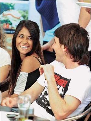 Lionel Messi with Wife Pics