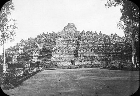 Inilah Foto Candi Borobudur Saat Pertama Kali Ditemukan 