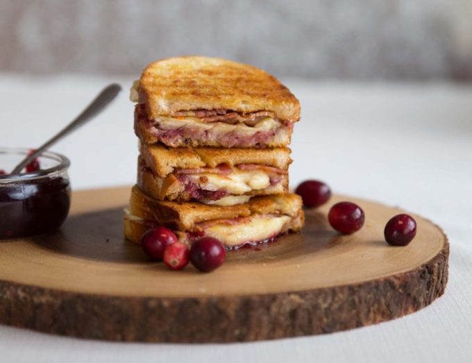 Cranberry Bacon Brie Grilled Cheese #lunch #appetizers