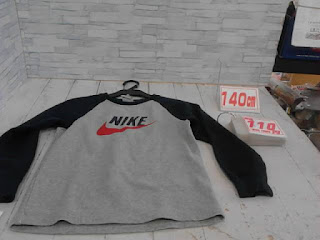 中古品　子供服　140㎝　NIKE　ブラック×グレー　長袖Tシャツ　110円