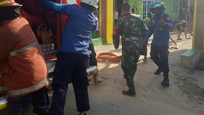 Gerak Cepat, Babinsa Koramil 1315-02/Limboto Bantu Padamkan Kebakaran Rumah Warga