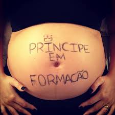 Pai faz desenhos divertidos de sua filha na barriga da mãe