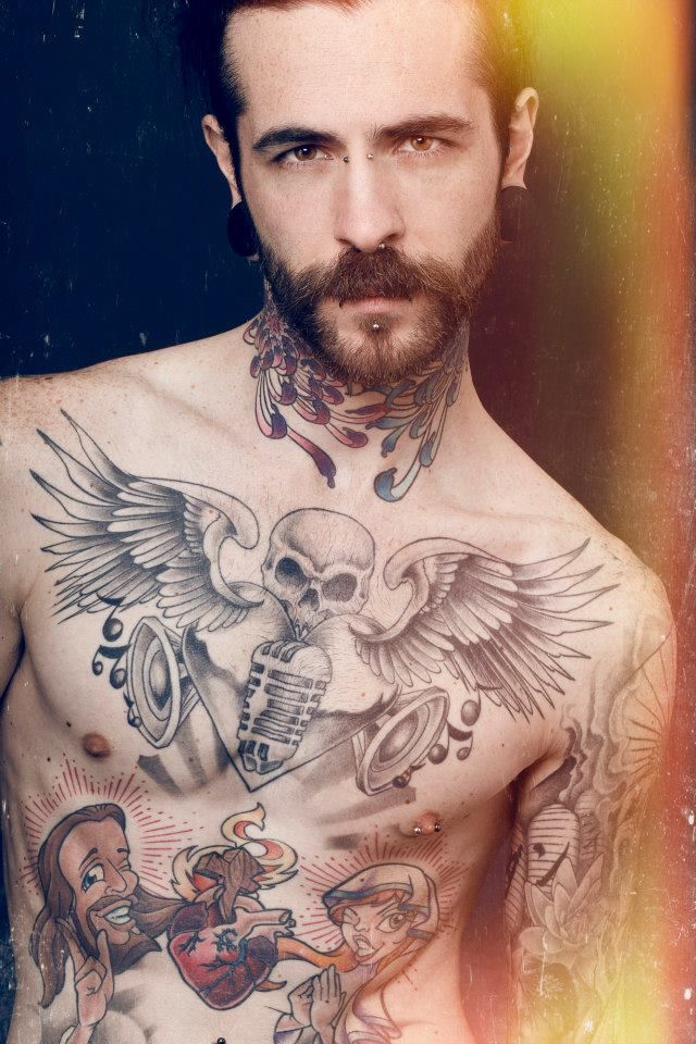 tatuagem masculina caveira no peito e braço