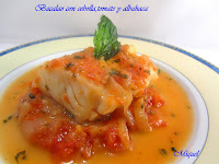 Bacalao con cebolla, tomate y albahaca