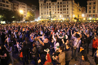 Miles de personas celebran en Herriko Plaza la nochevieja anticipada organizada por hosteleros