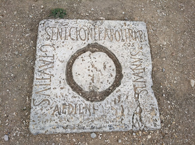 Piedra de la argolla para sujetar el telón del Teatro romano de Clunia