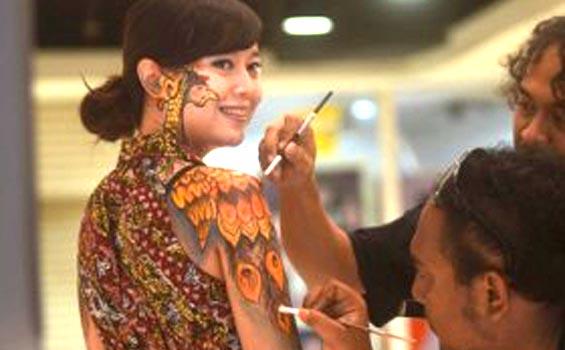 HOT!!! Wanita Cantik Ini Rela Tubuhnya Di Batik | www.gilapc.com