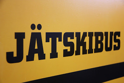 Jätskibus-teksti tilattiin tarrakirjaimilla