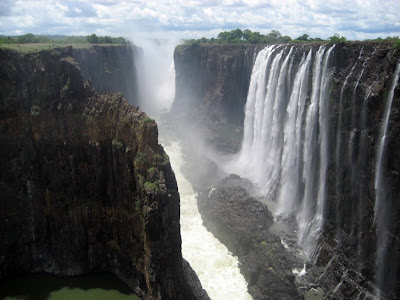 Victoria_Falls_Zambia_and_Zimbabwe_Waterfall_Devil's_pool