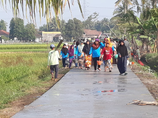 Ibu Ibu Warga Jimbung Serbu Betonisasi Hasil TMMD