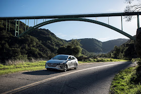 Front 3/4 view of 2018 Hyundai Ioniq Plug-In Hybrid