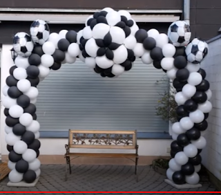 Partydekoration mit Fußballtor aus Luftballons.