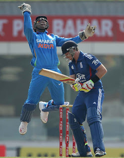 Dhoni-Ian-Bell-3rd-ODI-v-ENGLAND-2013