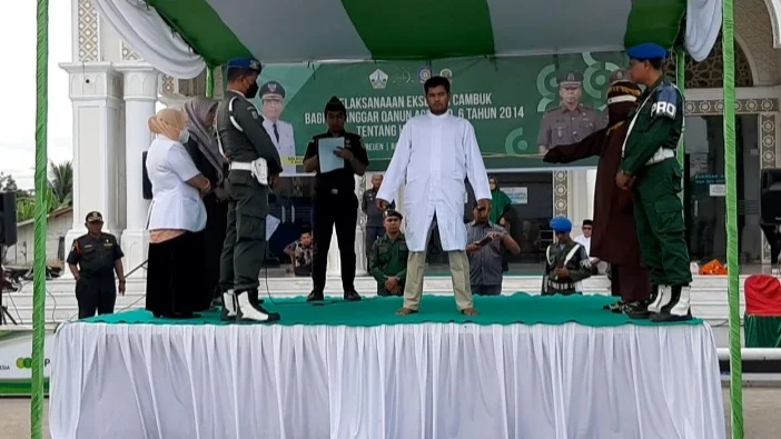 Foto : Posesi Pelaksanakan Uqubat Ta'zir Cambuk Terhadap Dua Pemain Higgs Domino di halaman Masjid Agung Sultan Jeumpa Bireuen, (21/09/2022).