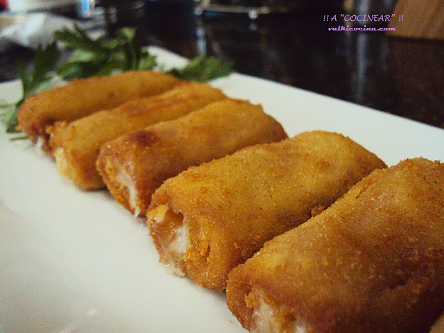 Aperitivo de mini flamenquines o rollitos de gambas