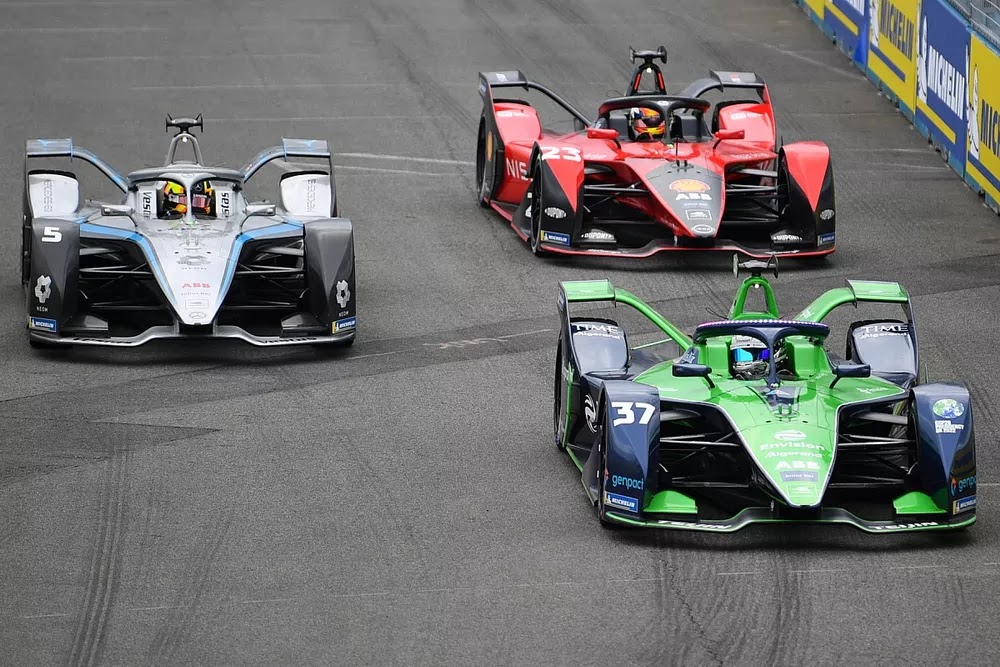 Fórmula E: Nick Cassidy gana en Nueva York pese a chocar bajo la lluvia