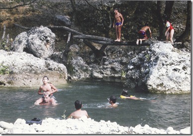 Λευκαδιτιωτόπουλα παίρνουν  το..μπάνιος  τους στην - μπαρούκα - , ή  βπυλιαγκα , ή..φυσική  πισίνα του  Μόρνου , κάτω  απ' το Λευκαδίτι