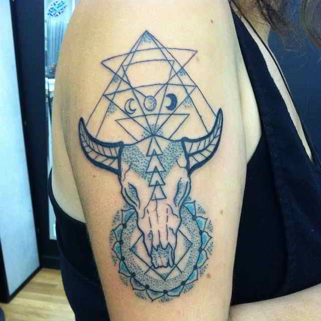 imagen con un tatuaje de Toro