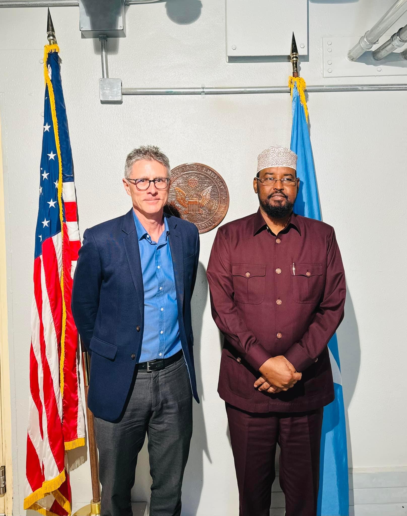 The President of Jubaland discusses with an American diplomat the war on Al-Shabaab