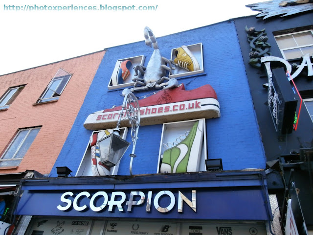 Front of the shoe store 'Scorpion' in Camden High Street. Fachada de la tienda de zapatos Scorpion, en Camden High Street.