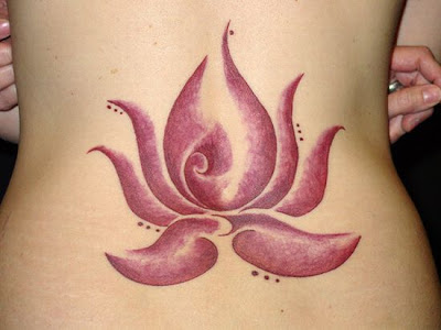 Tattoo flowers the girl's body