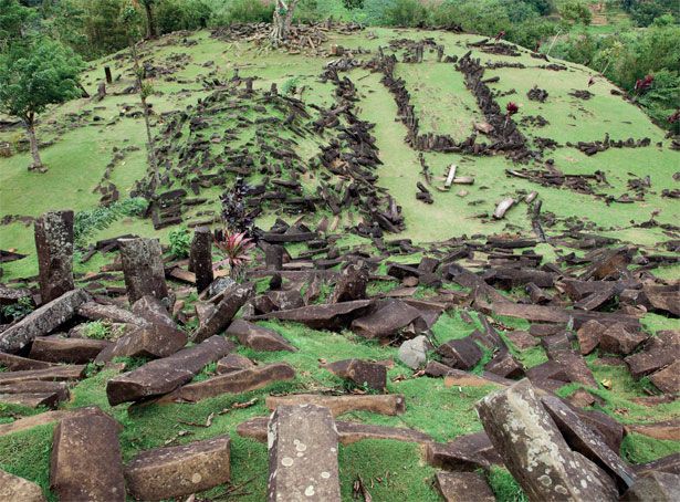 ahli geologi Dr Danny Hilman Natawidjaja melihat sesuatu yang aneh tentang Gunung Padang